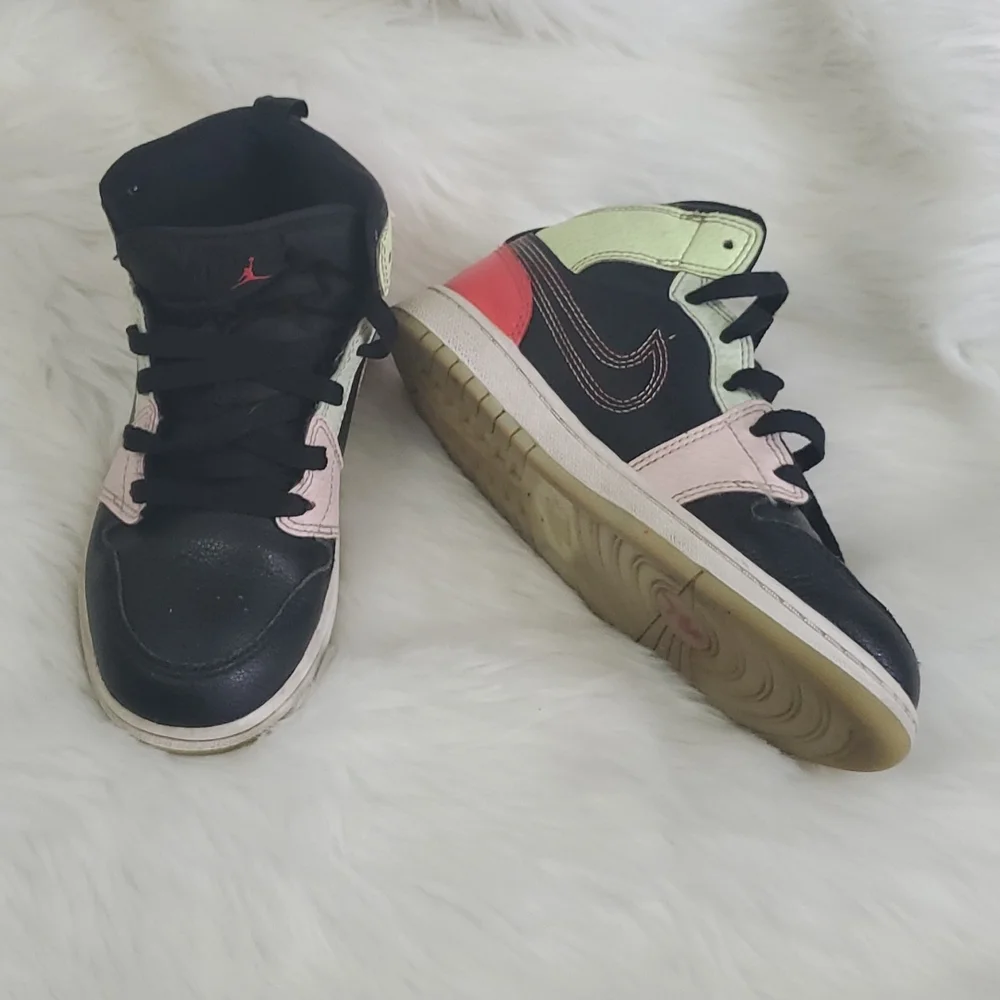 Nike Air Jordan Sneakers Shoes unisex leather size 2Y - Picture 1 of 8